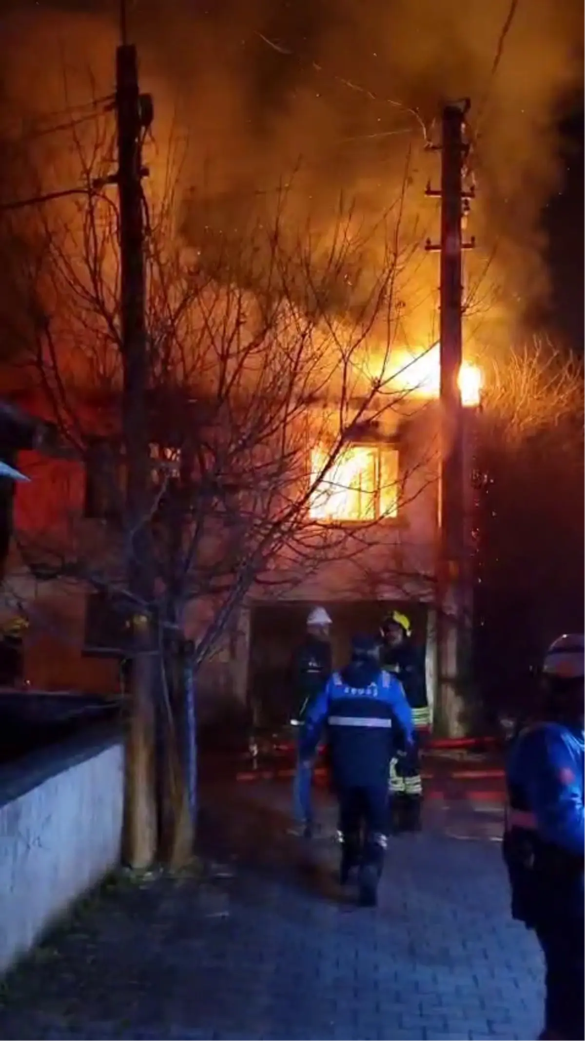 Bolu’da İki Katlı Ahşap Ev Yangını: İtfaiye Hızlı Müdahale Etti