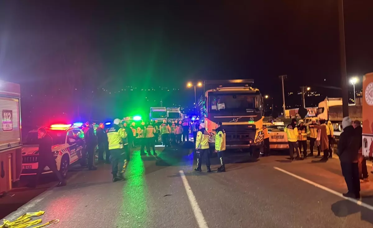 Sakarya'da Anadolu Otoyolu'nda 4 Araç Çarpıştı: Ankara Yönüne Ulaşım Durduruldu