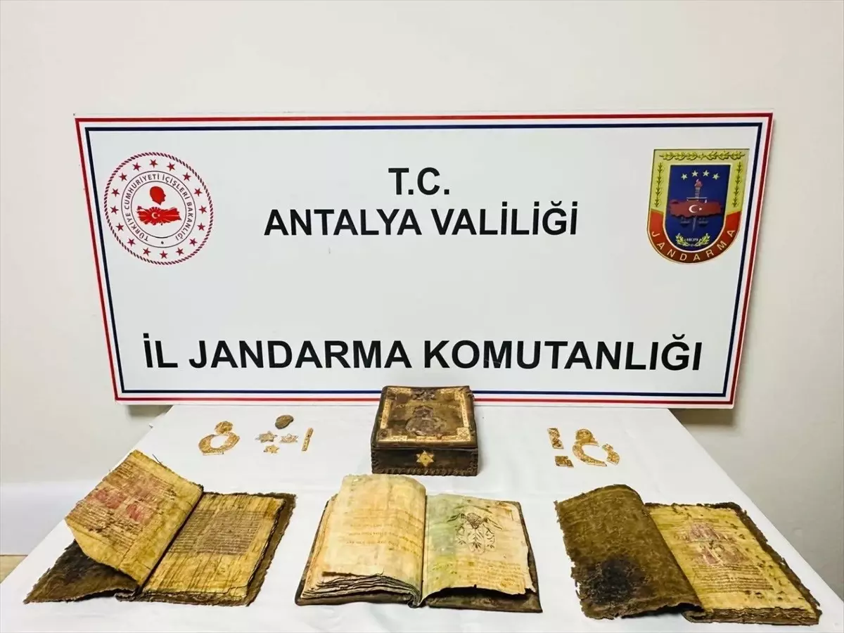 Kaş'ta Jandarma Operasyonu: 3 Kitap ve 18 Tarihi Nesne Ele Geçirildi