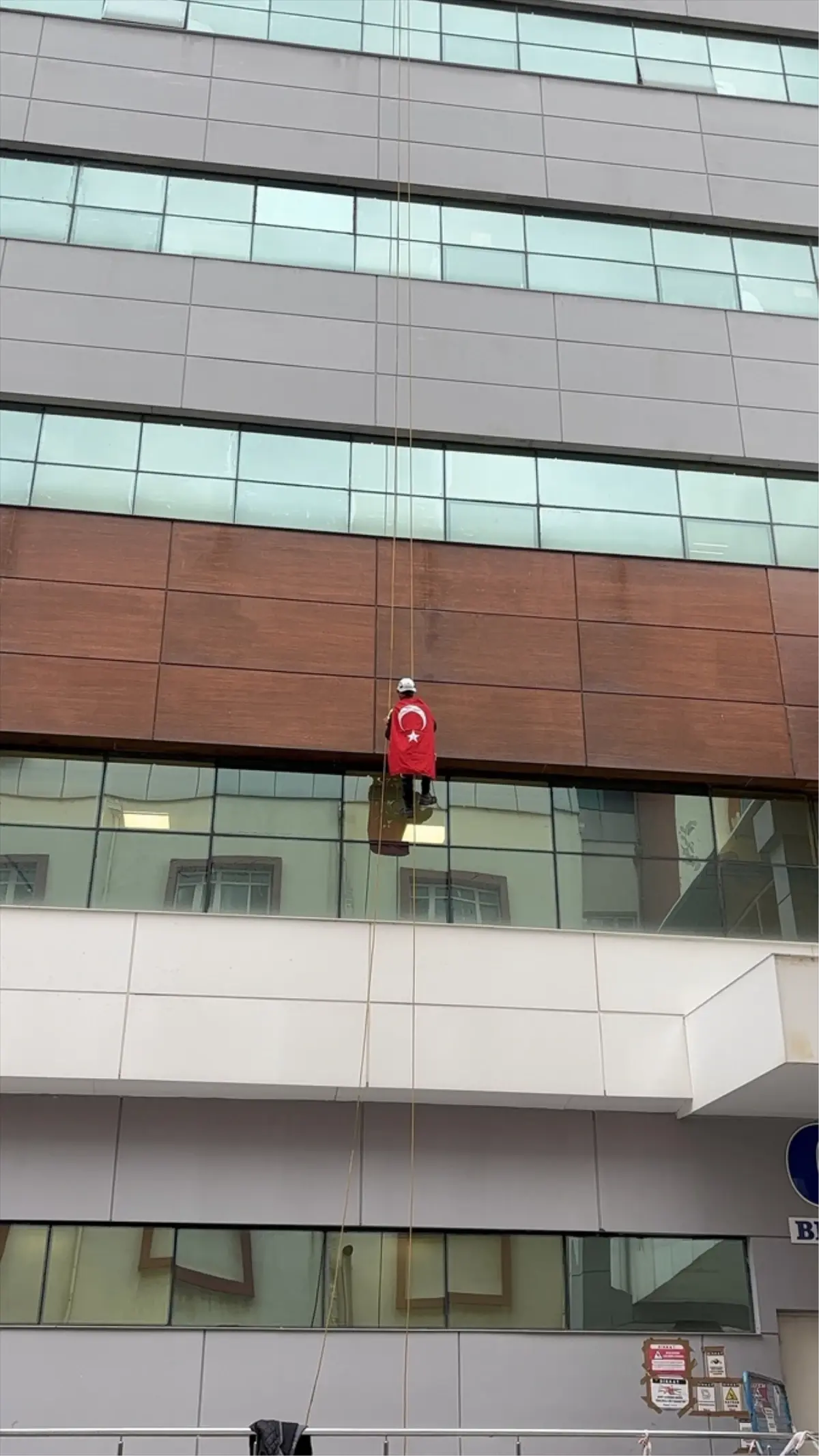 Barış Özbey, Hastane Çatısına Türk Bayrağıyla Çıktı: YPG/SDG Tepkisi