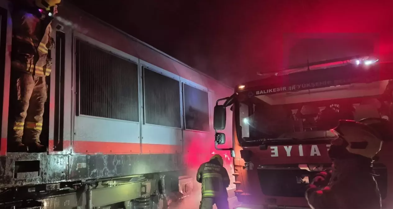 Susurluk’ta Yük Treni Lokomotifinde Çıkan Yangın 3 Saatte Kontrol Altına Alındı