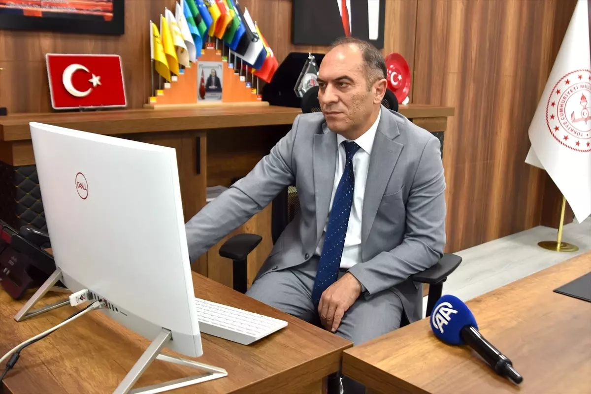 Bitlis Milli Eğitim Müdürü Vedat Kaya, Yılın Kareleri Oylamasında Seçimlerini Açıklıyor