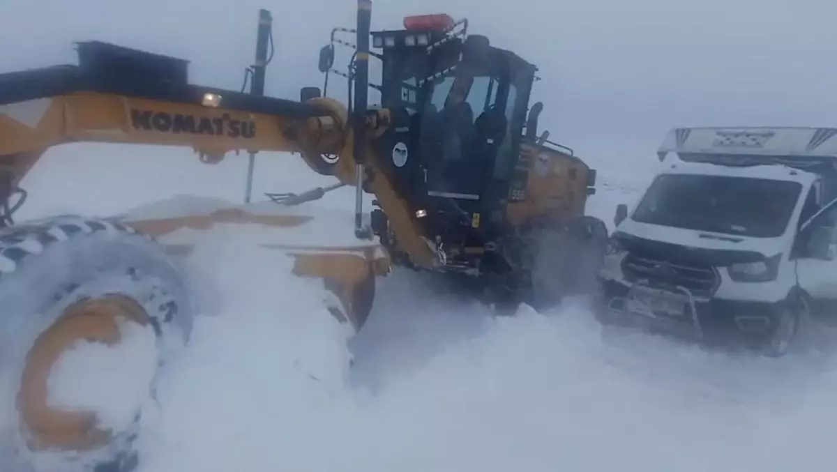 Kars‑Gürcistan Sınır Yolunda Kar ve Buz Tehlikesi: TIR Kazası Sonrası Kurtarma Çalışmaları