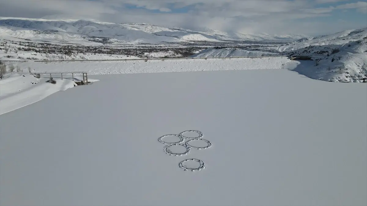 Erzincan’da Göyne Barajı Buzla Sarıldı