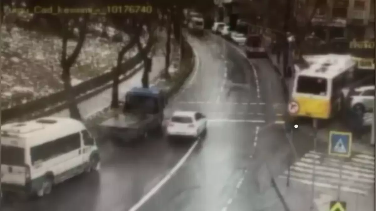 Esenler’de Kontrolden Çıkan İETT Otobüsü Otoparka Girdi, Yayalar Zamanında Kaçtı