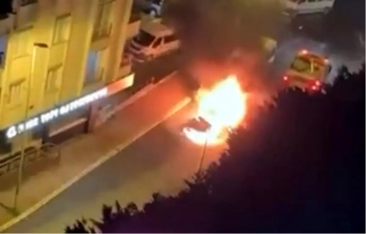 Esenyurt’ta Park Halindeki Araçta Aniden Çıkan Yangın Söndürüldü