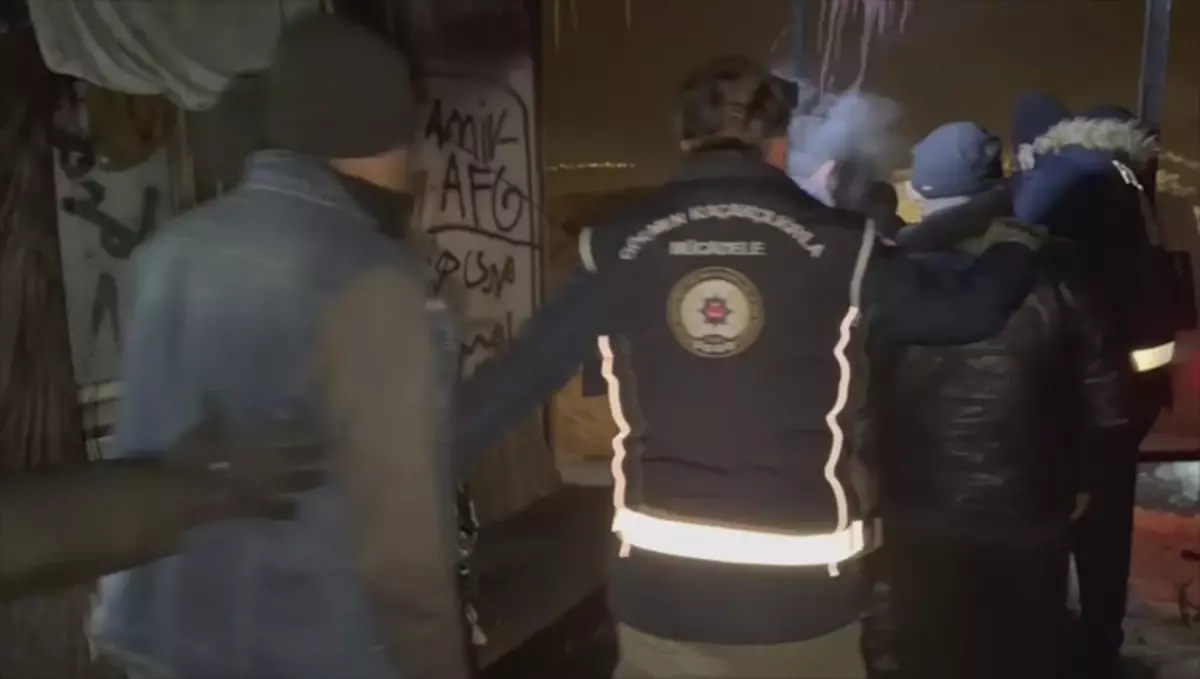 Kars'ta Metruk Binada Saklanan 14 Kaçak Göçmen Tutuklandı