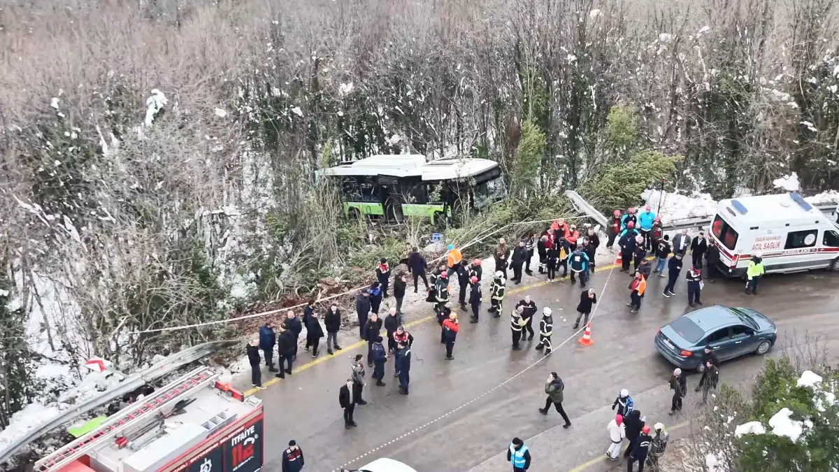 Kartepe’de Belediye Otobüsü Devrildi: 12 Kişi Yaralandı