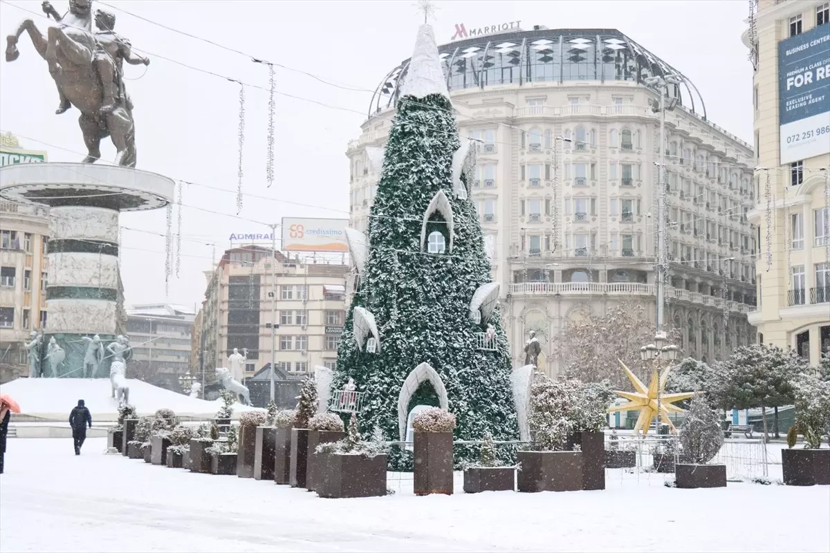 Üsküp’ü Beyaza Döken Yoğun Kar Yağışı Şehri Felç Etti