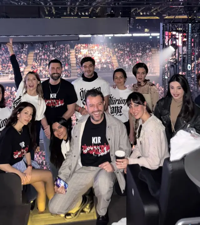 Cem Yılmaz sahnede espri yapıyor