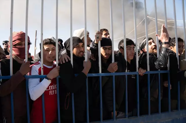 Hapishane çevresinde toplanan kalabalık