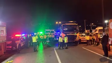 Sakarya'da Anadolu Otoyolu'nda 4 Araç Çarpıştı: Ankara Yönüne Ulaşım Durduruldu