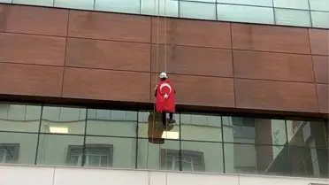 Barış Özbey'in hastane çatısındaki protestosuna dair fotoğraf
