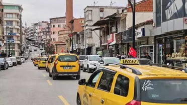 Sınırda taksicilerin bayrak taşıyan konvoyu