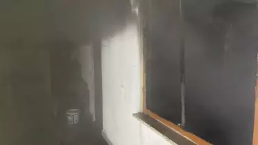 Yangın sonrası duman yükselen ev