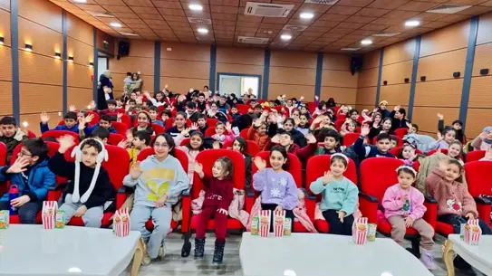 Sinema etkinliği sırasında çocuklar