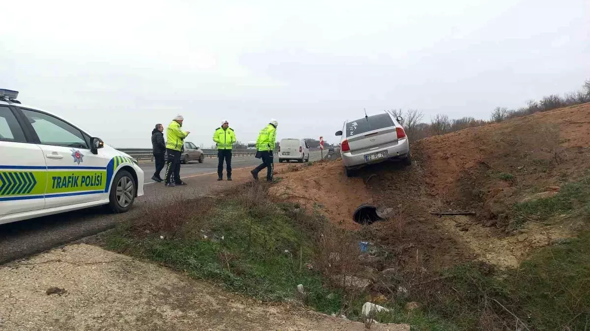 Buzlu Yolda Kontrol Kaybı: Edirne’de Sürücü Sulama Kanalına Çarptı, Yaralandı