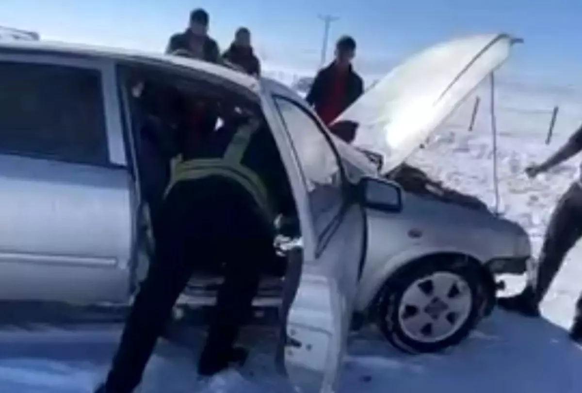 Muş'ta alev alan araç