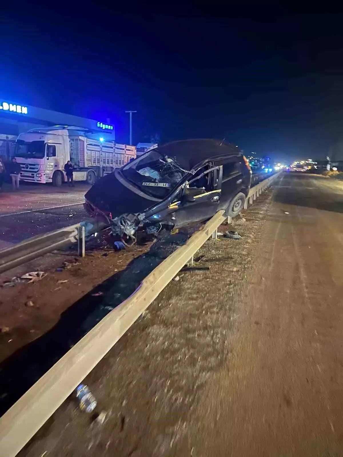 Payas Dörtyol D817 Karayolu'nda Refüj Kazası: Sürücü Hastaneye Kaldırıldı