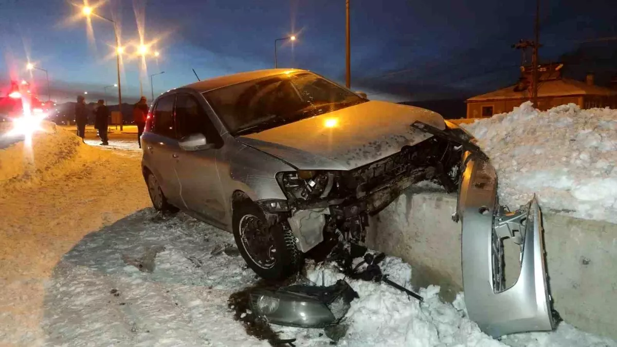 Gevaş'ta istinat duvarına çarpan otomobil