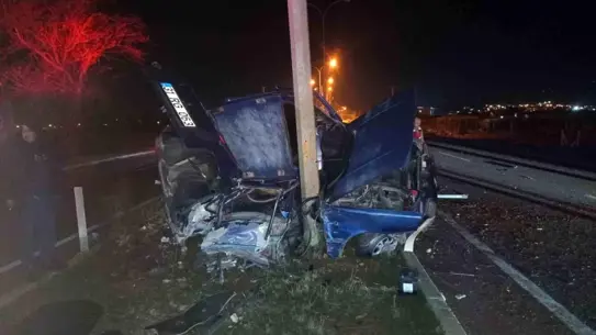 Kaza sonrası Tofaş aracının iki parçaya ayrılmış hali