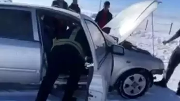 Muş'ta Seyir Halindeki Araç Alev Aldı, Yangın Hızla Söndürüldü