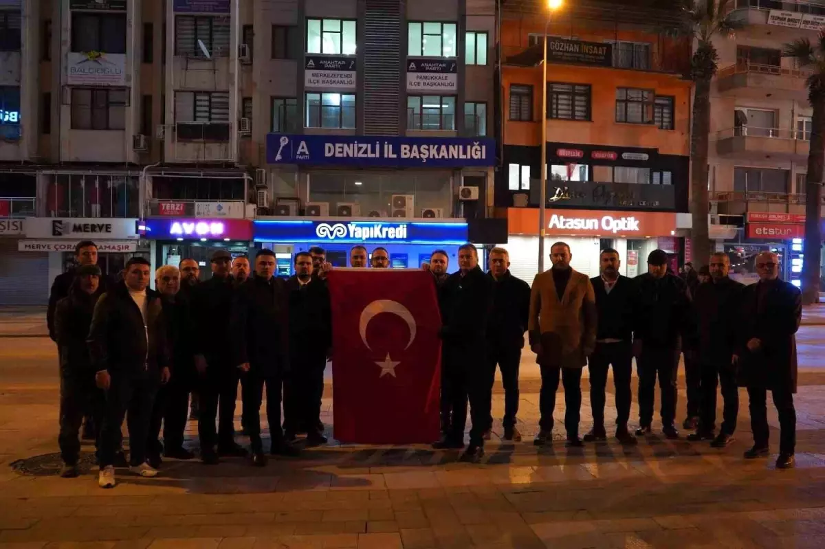 Anahtar Parti, Denizli'de Dev Türk Bayrağıyla Desteğini Gösterdi