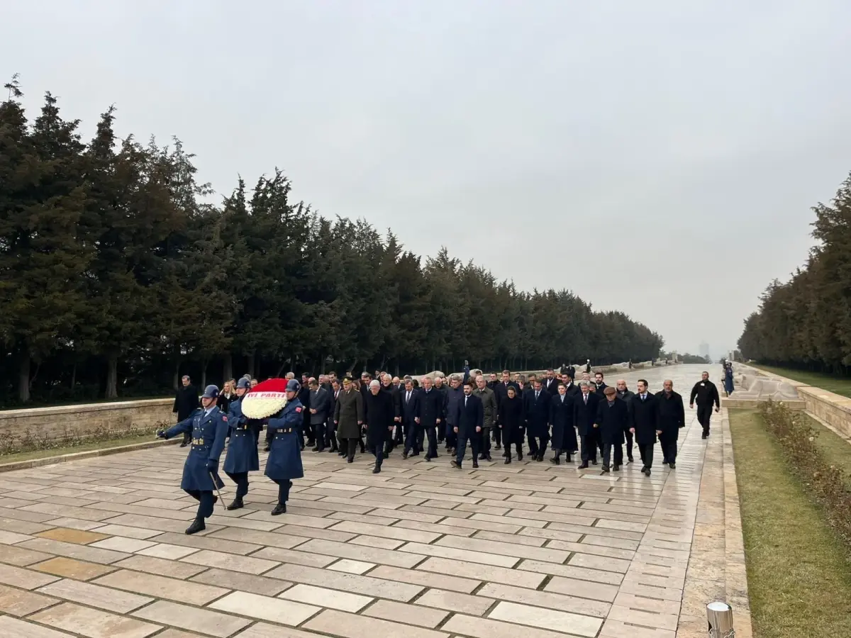İYİ Parti Lideri Dervişoğlu, Kongre Sonrası Anıtkabir'de Saygı Duruşu Yaptı