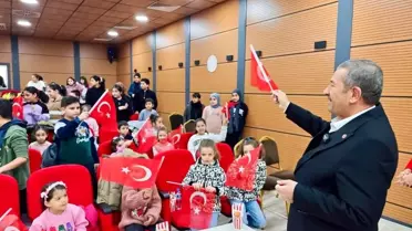 Etkinlikte Başkan Bozkurt çocuklara bayrak verir