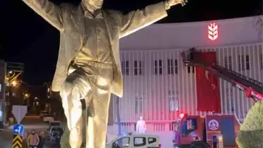 Tavas sokaklarında bayraklarla süslenmiş görüntü