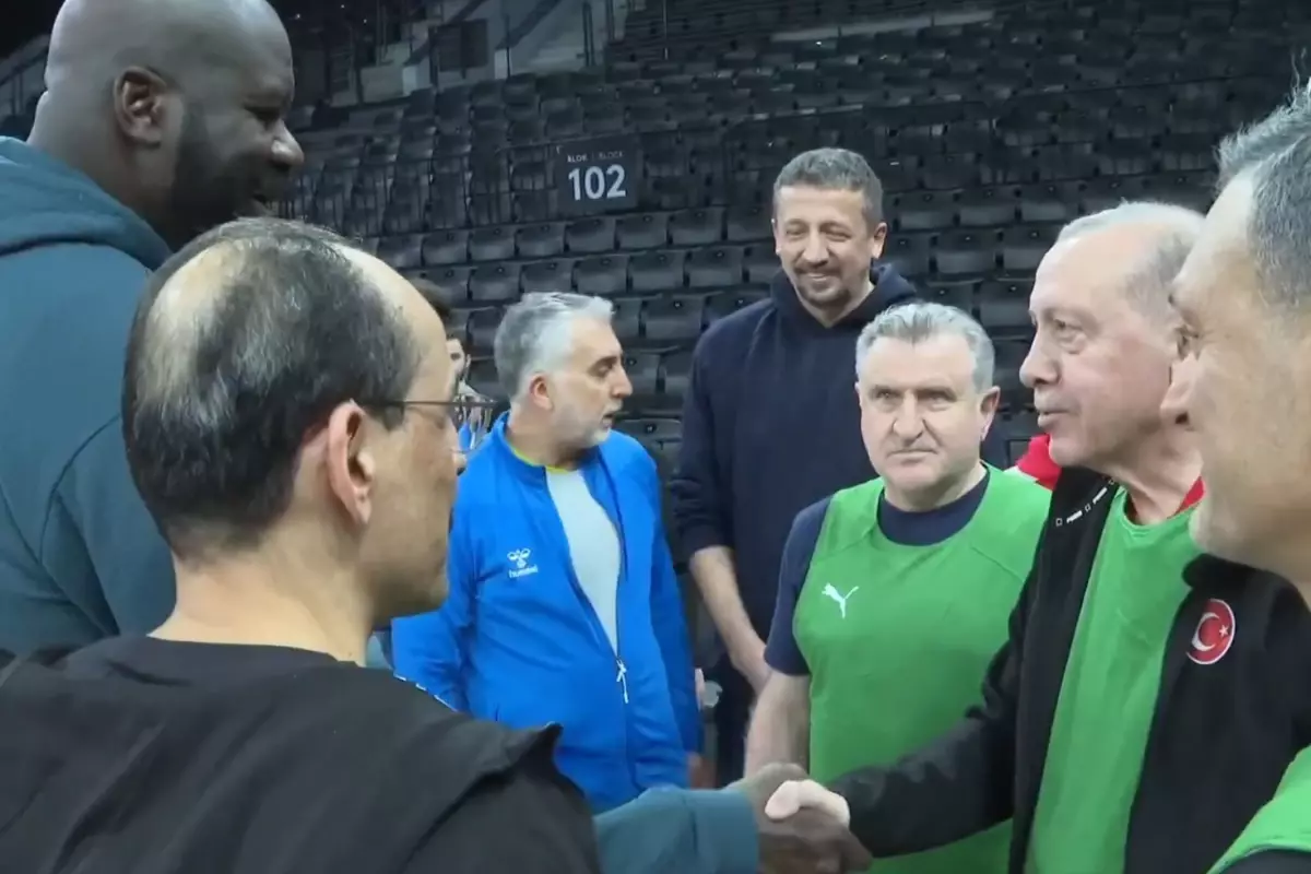Cumhurbaşkanı Erdoğan ve Shaquille O'Neal basketbol sahasında