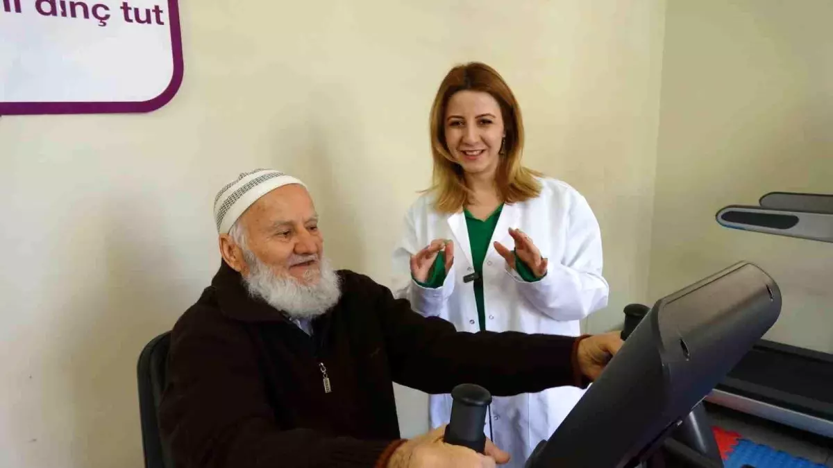 82 Yaşındaki Ökkeş Bahri Özbulan, Moral Evi’nde Spor ve El Sanatlarıyla Moral Dolu Anlar Yaşıyor