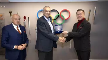 Jülide Sonat'a Türk Kadın Basketboluna Katkılarından Ödül Verildi