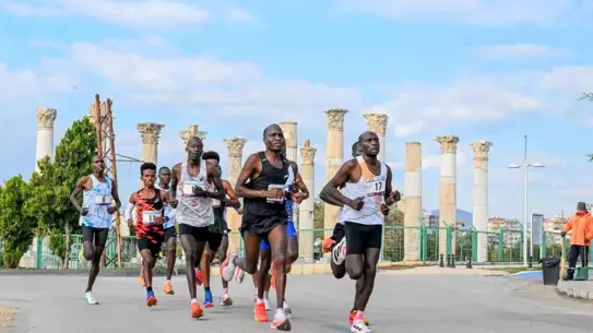 Mersin Maratonu koşucuları