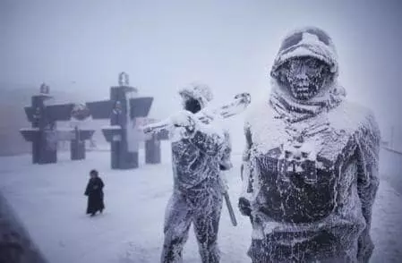 Köy sakinlerinin kar içinde yürüyüşü