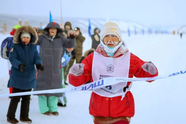 Köyün karla kaplı sokakları