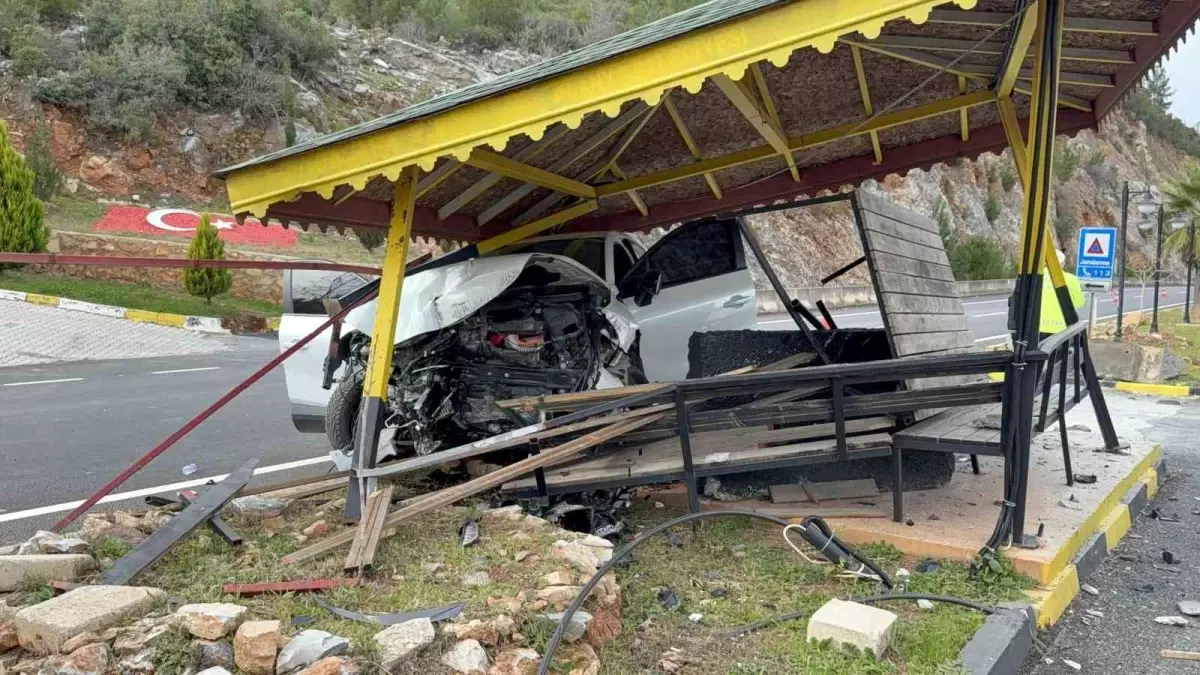 Gazipaşa’da Direksiyon Kaybı Sonucu Jandarma Noktasına Çarpan Araçta 4 Yaralı