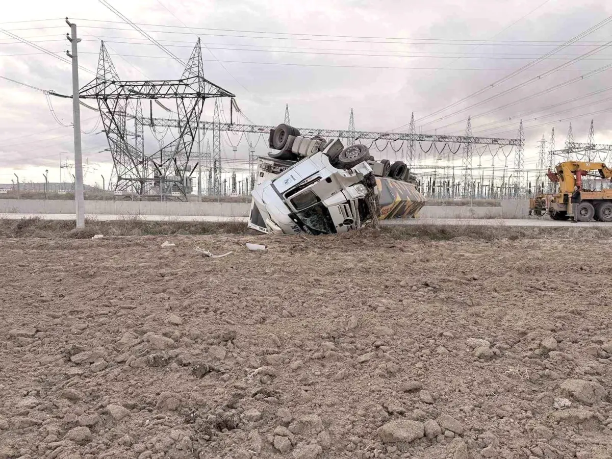 Afyonkarahisar’da 25 Ton Mandalina Yükleyen Tır Devrildi, Yol Trafiğe Kapandı