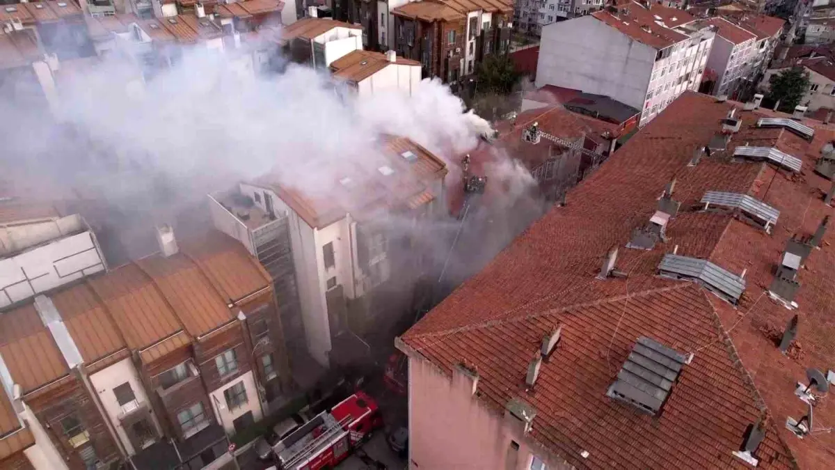 Fatih’te 3 Katlı Bina Yangını Hızlı Müdahale ile Kontrol Altına Alındı