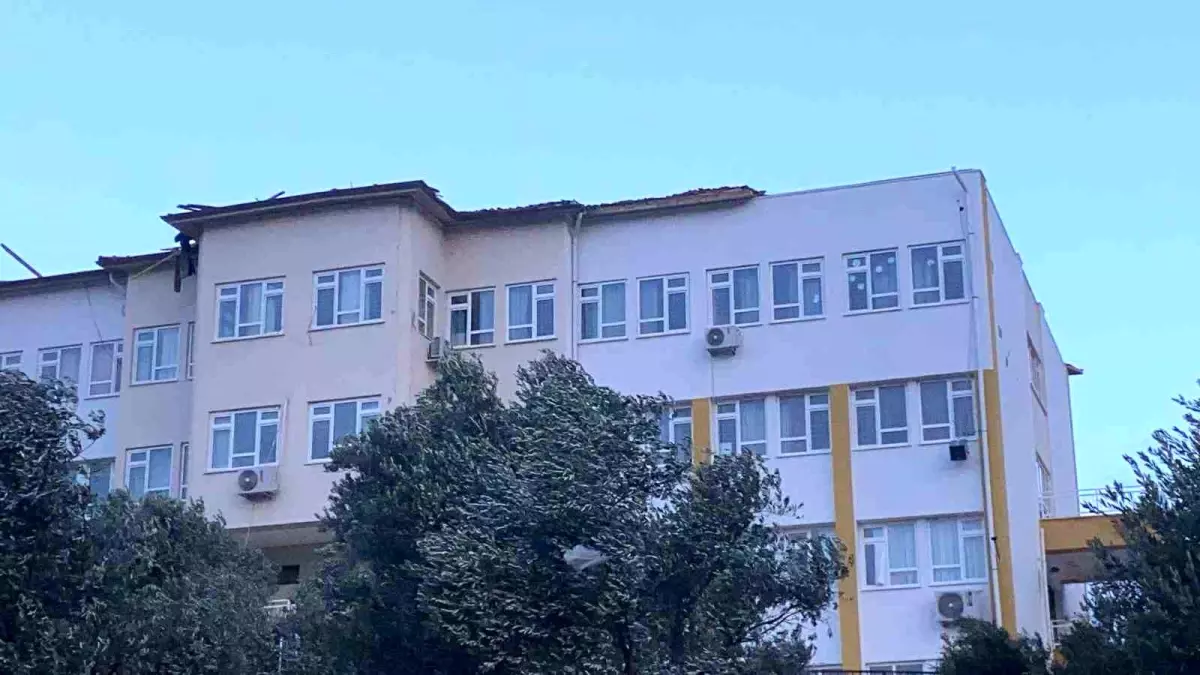 Kaş’taki fırtına sonrası okul çatısı