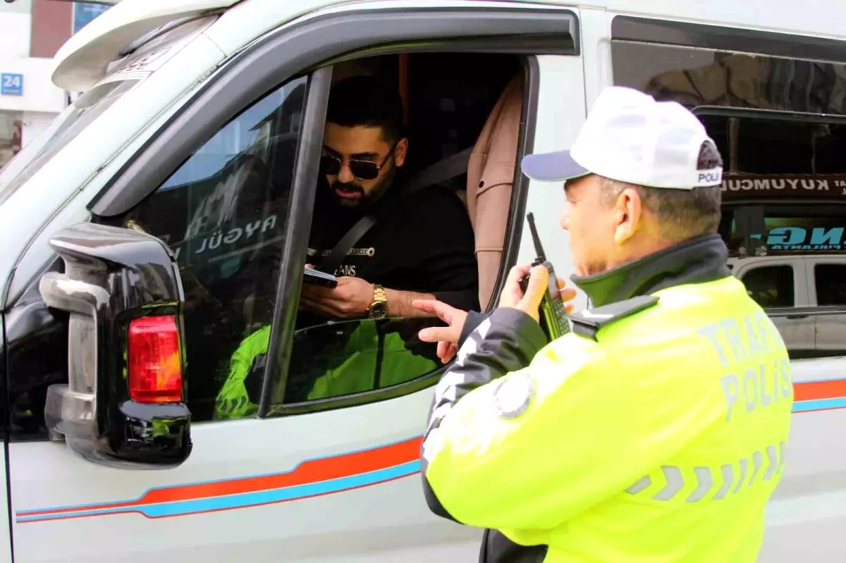 Adana'da trafik polisleri gereksiz korna kullanan sürücülere ceza kesiyor