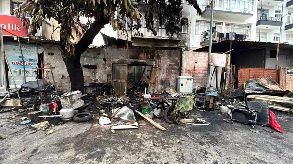 Mersin'de kundaklanan evin dış görünüşü