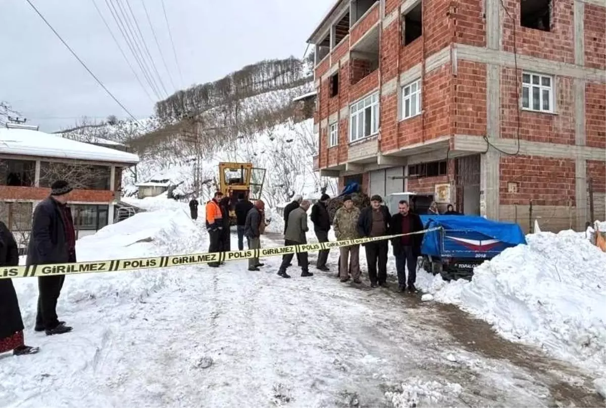 Kaza yerinde iş makinesi ve ambulans