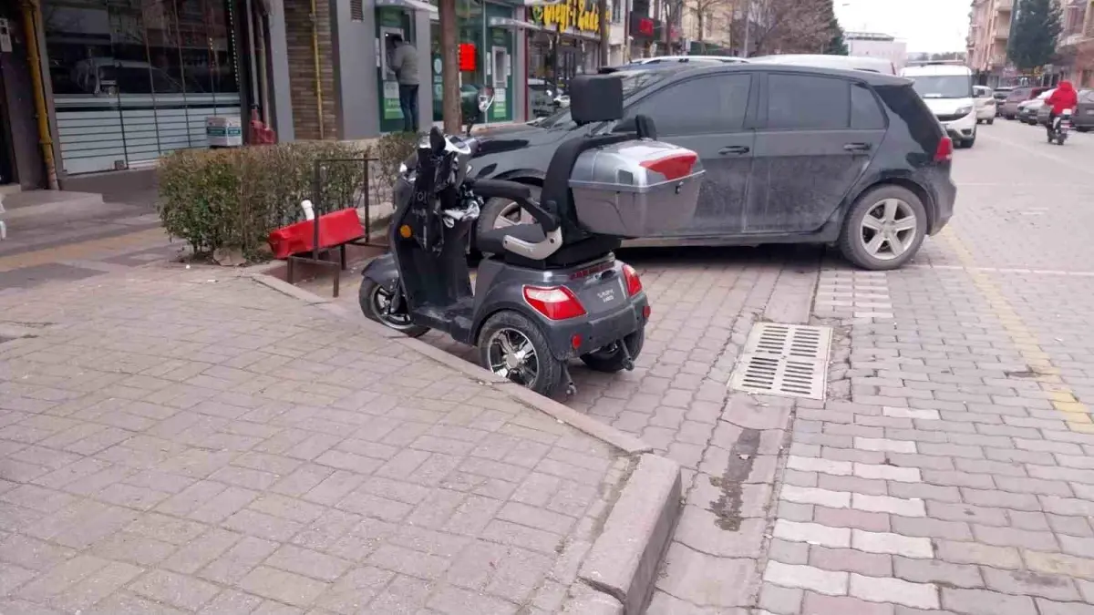 Tavşanlı’da devrilen 3 tekerlekli elektrikli motosiklet