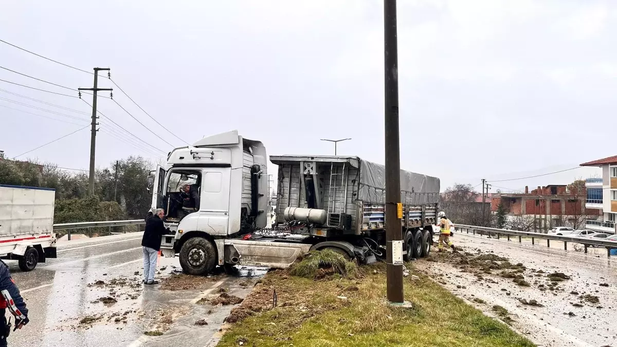 Kula’da yağışlı havada tır kazası