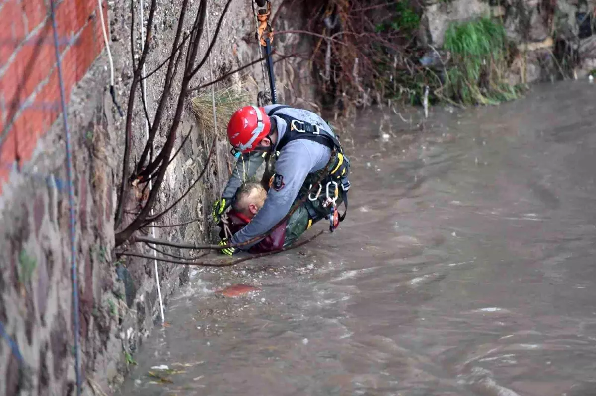 İzmir'de Şiddetli Yağışlar Meles Çayı'nı Taşır, Hurda Toplayan Adam Kurtarıldı