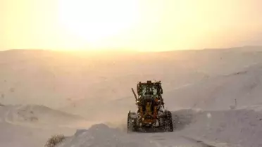 Ağrı’da Şiddetli Kar Yağışı Köy Yollarını Kapattı, Ekipler 24 Saat Çalışıyor