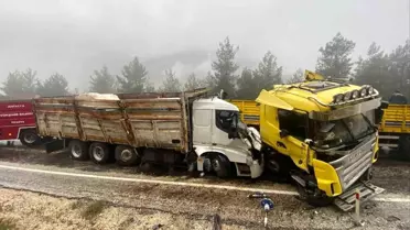 Finike-Elmalı Yolunda Tır ve Kamyon Çarpışması: Sürücü Hayatını Kaybetti