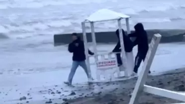 Atakum Sahilinde Çocukların Cankurtaran Kulübesi Üzerine Saldırısı ve Polis Müdahalesi