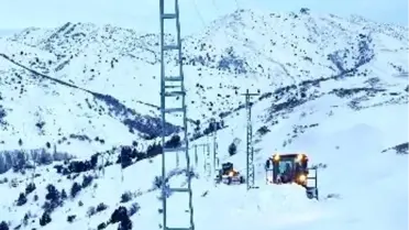 Sivas'ta Karla Kaplı Yol Açıldı, Hasta Kadına Ambulans Ulaştırıldı